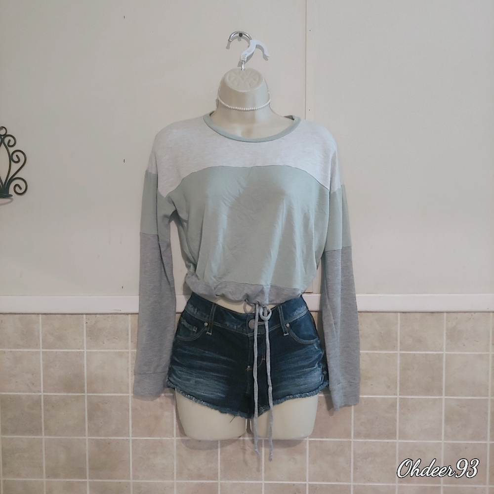 Moa Moa Medium green/gray long sleeve crop top.